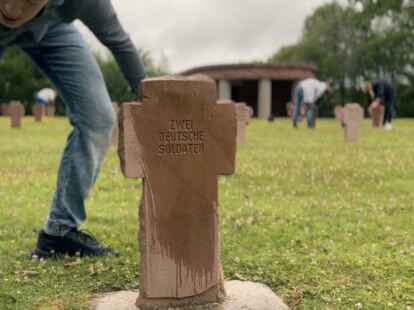Geschichte zum Anfassen: Gräberpflege auf dem deutschen Soldatenfriedhof von St. Désir in der Normandie.