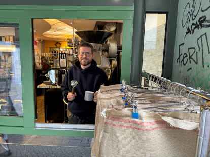Führt mit seiner Frau einen typischen Oldenburger Laden in vierter Generation – mit Tee, Kaffee, Süßwaren und Kleidung: der Röster Hendrik Nölker macht künftig auch frischen Kaffee zum Mitnehmen.