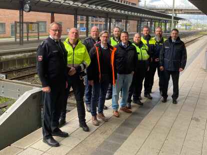 Neben dem Bahn-Sicherheitsdienst und der Bundespolizei dürfen nun auch Heiko von Deetzen (links) und Tim Bachem (2. v. links) von der örtlichen Polizei Wilhelmshaven auf dem Bahnhofsgelände eingreifen.