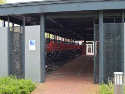Eine geschlossene Radstation – ähnlich der beim Cloppenburger Kreishaus (Bild) – soll beim Bahnhof gebaut werden.