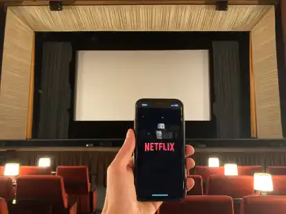 Hat das Kino trotz diverser Streaming-Anbieter Zukunft? Norbert Ostendorf vom Centraltheater Brake und Hans-Joachim Döring vom Filmpalast Nordenham sind sich einig: Das Erlebnis Kino wird immer Bedeutung behalten. Denn es habe vieles zu bieten, dass Netflix und Co. nicht mitbringen.