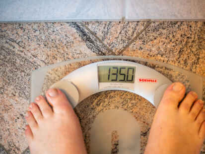 So nicht weiter: Wenn das Gewicht dauerhaft über das gesunde Maß hinaus geht, ist zur Reduzierung meist professionelle Hilfe erforderlich.