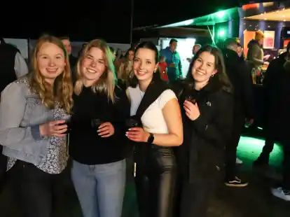 Hanna (von links), Lea, Jana und Saskia genossen die gute Partystimmung bei der Reithallenfete des Jader Reitclubs.