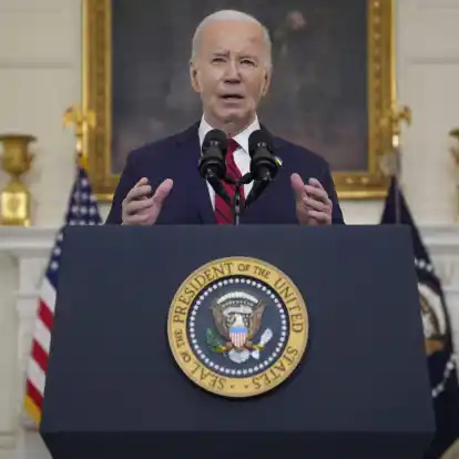 US-Präsident Joe Biden spricht vor der Unterzeichnung eines Hilfspakets für die Ukraine, das auch die Unterstützung Israels, Taiwans und anderer Verbündeter umfasst, im State Dining Room des Weißen Hauses.