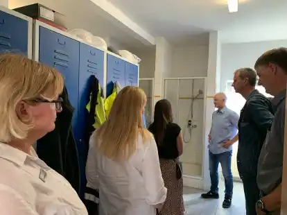 Im vergangenen Jahr hat sich der Bauausschuss auf dem Gel&auml;nde der Abwasserreinigungsanlage der EWE Wasser ein Bild von der Situation im Betriebsgeb&auml;ude gemacht, das nicht mehr den aktuellen Anspr&uuml;chen gerecht wird.