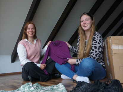 Mit ihren Kleidertauschpartys in Rastede feiern sie einen großen Erfolg (von links): Lana Wenning und Katja Effertz.