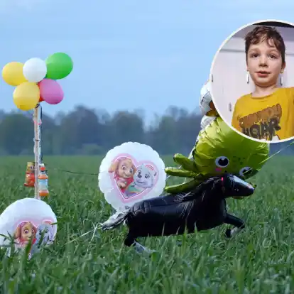Der sechsjährige Arian wird noch immer vermisst. Jetzt haben Ermittler, Familie und Freunde Spielzeug, Süßigkeiten und Luftballons aufgehangen, um die Aufmerksamkeit des Jungen zu bekommen.