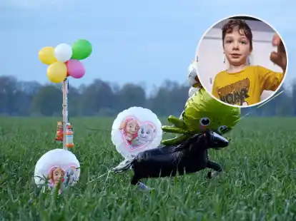 Der sechsjährige Arian wird noch immer vermisst. Jetzt haben Ermittler, Familie und Freunde Spielzeug, Süßigkeiten und Luftballons aufgehangen, um die Aufmerksamkeit des Jungen zu bekommen.