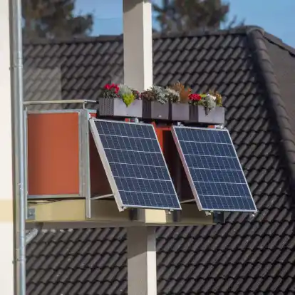 Solarmodule für ein sogenanntes Balkonkraftwerk hängen an einem Balkon. Mancherorts können Anträge auf Förderung von sogenannten steckerfertigen Balkon-Fotovoltaik-Anlagen gestellt werden.