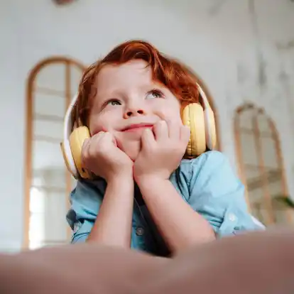 Kopfhörer für Kinder unterscheiden sich von Modellen für Erwachsene, insbesondere durch die Größe der Bügel und die Passform.