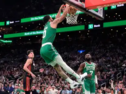 Celtics-Star Jayson Tatum beim Dunking.