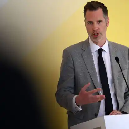 Der FDP-Fraktionsvorsitzende Christian Dürr wünscht sich eine Debatte über die Durchführung von Asylverfahren in Drittstaaten außerhalb Europas.