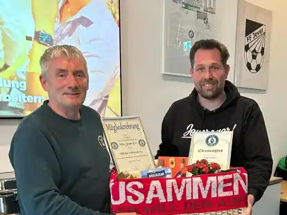 FSV- Vorsitzender Malte Hafenstein (rechts) ernannte Heiko Neumann zum Ehrenmitglied des Vereins.
