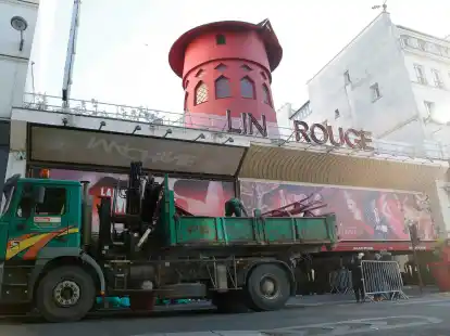 Arbeiter sichern den Bereich vor dem Kabarett, nachdem die Flügel des Windrads des «Moulin Rouge» in der Nacht abgestürzt sind.
