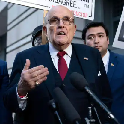 Donald Trumps Ex-Anwalt Rudy Giuliani muss sich unter anderem wegen Verschwörung und Betrug vor Gericht verantworten.