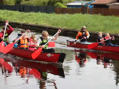 Beim Elefantenrennen auf dem Ems-Jade-Kanal mussten sich die Kinder und Jugendlichen der Kanu-Jugend m&auml;chtig ins Zeug legen, es ging um Geschwindigkeit.