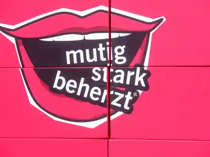 Vorstellung der Kampagne zum Deutschen Evangelischen Kirchentag 2025 in Hannover: Das zentrale Motiv ist ein geöffneter Mund im Popart-Stil, in dem die Worte „mutig - stark - beherzt“ stehen.
