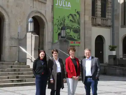 Sind mit den Vorbereitungen f&uuml;r die Sommerb&uuml;hne befasst: Von links Stefanie Kleefeld, Kunstverein, Kulturamtsleiterin Dorothee Starke, Juliane Keil, Stadtbibliothek und Lars Tietje, Intendant des Stadttheaters Bremerhaven.