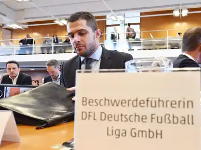 DFL-Geschäftsführer Marc Lenz wartet im Bundesverfassungsgericht auf den Beginn der Verhandlung.