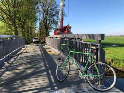 Die neue Geh- und Radwegbrücke beim Esklumer Sieltief ist da.