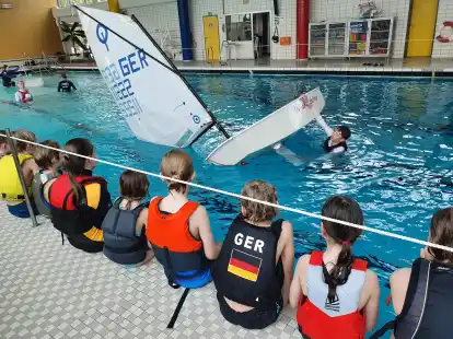 Mit einem Kentertraining im Zwischenahner Hallenbad startete die ZSK-Jugend in die Saison.