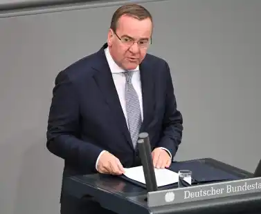Verteidigungsminister Boris Pistorius (SPD) bei einer Plenardebatte zum Nationalen Veteranentag im Bundestag.
