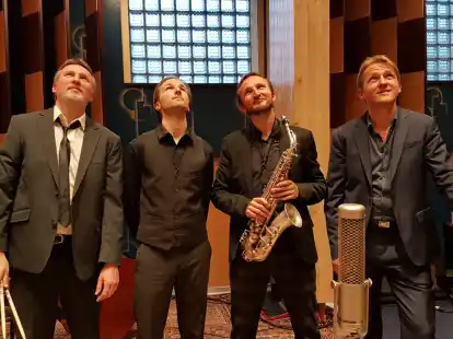 Gemeinsam nach oben: Matthijs van der Feen (Drums/von links), Clemens van der Feen (Bass), Paul van der Feen (Saxofon) und Mark van der Feen (Piano) sind die Feen Brothers.
