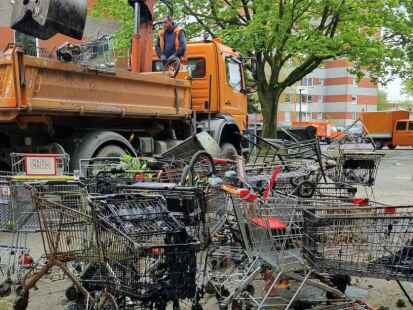 Einkaufswagen nach Einkaufswagen haben die Mitarbeiter des Bau- und Entsorgungsbetriebs  Emden (BEE) aus einem Graben in Borssum geborgen.