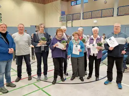 Ehrungen beim TuS Oestringen:  (von links) Axel Homfeldt, Karl-Heinz Adolph, Ilona Friesenborg, Heike Schulze, Werner Schulze, Gerda Dicke, Talea Rimkus, Doris M&uuml;hling und  R&uuml;diger Alken.