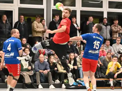 Kämpfen im direkten Duell um den Titel in der Regionsoberliga: die Handballer der SG Friedrichsfehn/Petersfehn um Tom zur Brügge (in rot) und des VfL Rastede um Torben Decker (links) und Daniel Zinkgraf (rechts).
