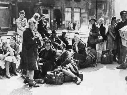 Historische Zäsur: Flüchtlinge warten 1945 in Berlin auf ihren Abtransport. Rund 14 Millionen Deutsche waren im Zweiten Weltkrieg auf der Flucht, schätzen Historiker. Ein Großteil der Vertriebenen stammte aus Ostpreußen.