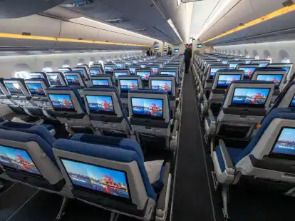 Sitze der Economy Class mit Bildschirmen w&auml;hrend der Vorstellung von Lufthansa &laquo;Allegris&raquo; in einem Airbus A350-900. Mit dem Kunstbegriff &laquo;Allegris&raquo; ist ein neues Kabinenkonzept gemeint, das eine neue Bestuhlung f&uuml;r alle vier Reiseklassen der Langstreckenflugzeuge bedeutet soll.