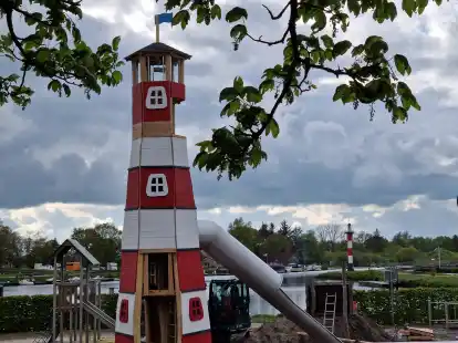 Im Traumspielpark am Barßeler Hafen steht jetzt ein Leuchtturm als neues Spielgerät.