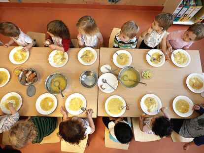 Die Krippen-Kinder einer Kita auf unserem Symbolfoto essen Kartoffelsuppe zu Mittag. Generell ist das Kita-Essen derzeit etwas in Verruf geraten. Ist es wirklich zu fleischlastig?