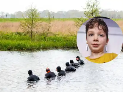 Polizeitaucher gehen auf der Suche nach einem vermissten Jungen einen Tümpel ab. Der sechs Jahre alte Arian aus Elm (Landkreis Bremervörde) bleibt auch am vierten Tag in Folge vermisst.