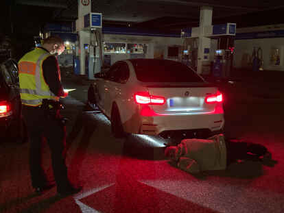 Eine Sonderkontrolle der Autoposer-Szene durch die Polizei in Oldenburg: Eine Bürgerinitiative fordert mehr solcher Maßnahmen.