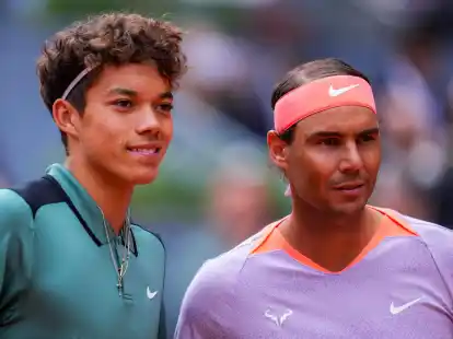 Rafael Nadal (r) erteilte dem erst 16 Jahre alten US-Amerikaner Darwin Blanch in Madrid eine Lehrstunde.