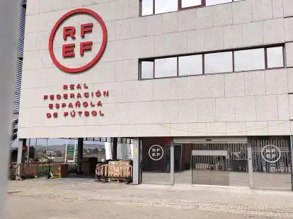 Die oberste Sportbeh&ouml;rde Spaniens hat eine &Uuml;berwachung des Fu&szlig;ballverbandes RFEF angek&uuml;ndigt.