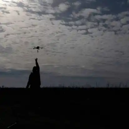 Ein ukrainischer Soldat fängt eine Drohne an der Frontlinie ein: Seit 793 Tagen verteidigt sich die Ukraine gegen den russischen Angriffskrieg.