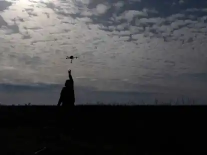 Ein ukrainischer Soldat fängt eine Drohne an der Frontlinie ein: Seit 793 Tagen verteidigt sich die Ukraine gegen den russischen Angriffskrieg.