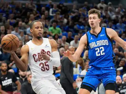 Franz Wagner (r) konnte mit Orlando in den NBA-Playoffs gewinnen.