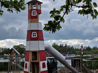 Im Traumspielpark am Barßeler Hafen steht jetzt ein Leuchtturm als neues Spielgerät.