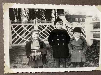 Vor der Feuerwehrschule Loy Ende der 30er Jahre:   Horst Nespethal  mit Zwillingsschwester Gisela und großem Bruder Hans-Hermann.