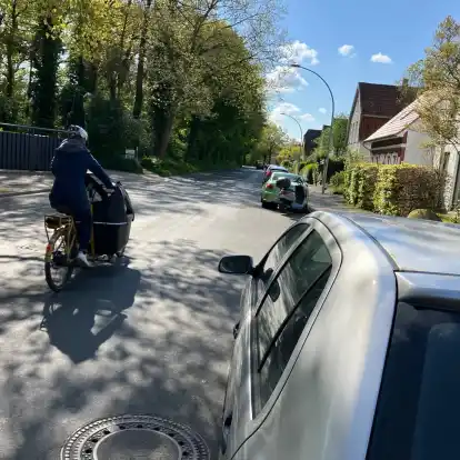 Derzeitige Situation am Infanterieweg: Parkende Autos sorgen f&uuml;r enge Verh&auml;ltnisse auf der Fahrbahn.