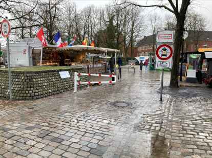 Der Ernst-Reuter-Platz in Leer ist normalerweise Anlaufstelle für den Wochenmarkt. Im Feuerwehr- und Marktausschuss des Stadt Leer ist nun beschlossen worden, dass er nach 2023 auch 2024 wieder Teil des Weihnachtsmarktes werden soll.