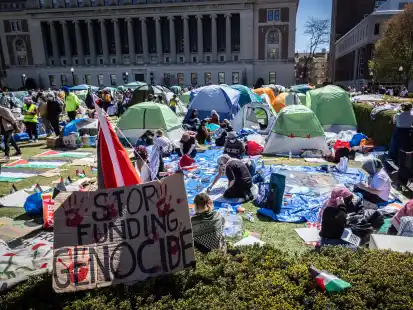 Ein Schild im Zeltlager der anti-israelischen Demonstranten an der Columbia Universität in New York fordert die US-Regierung auf, den „Genozid“ nicht länger zu finanzieren.