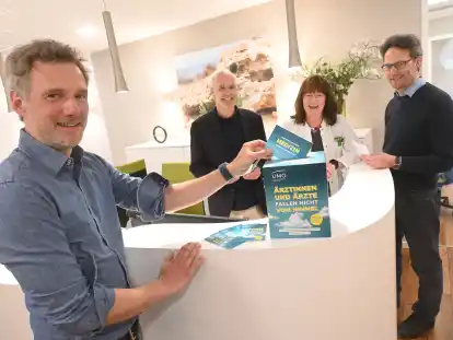 In Oldenburg hatten (v.l.) Jan Rowold. Prof. Dr. Hans Gerd Nothwang, Dr. Maria B&ouml;senberg und Prof. Dr. Michael Freitag die Unterschriftenaktion der Universit&auml;tsmedizin Oldenburg gestartet.