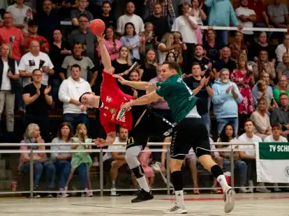 Der TV Cloppenburg (rotes Trikot) muss an diesem Samstag in Bremen ran.
