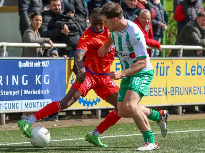 Noah Koch (grün-weißes Trikot) sah beim 2:1-Sieg des VfL gegen Atlas Delmenhorst (am Ball: Ousman Touray) Gelb und fehlt jetzt in Rotenburg. Es ist nicht seine erste Sperre.