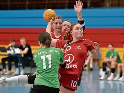 Emma Neumann (am Ball) und Lena Lange-Emden (dahinter) wollen mit den WHV-Frauen am Sonntag in die Regionalliga aufsteigen.